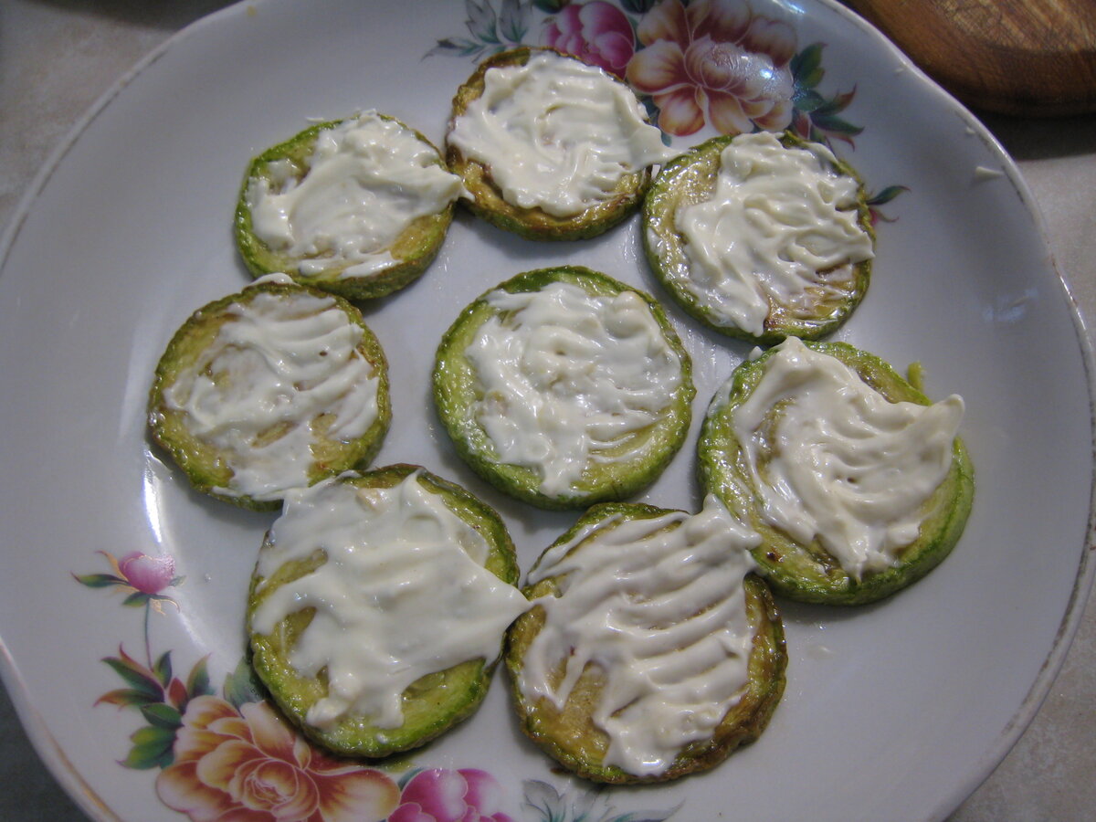 Сочная закуска из жареных кабачков с помидорами в сметанном соусе.  Пошаговый рецепт с фото. | STASNET | Дзен