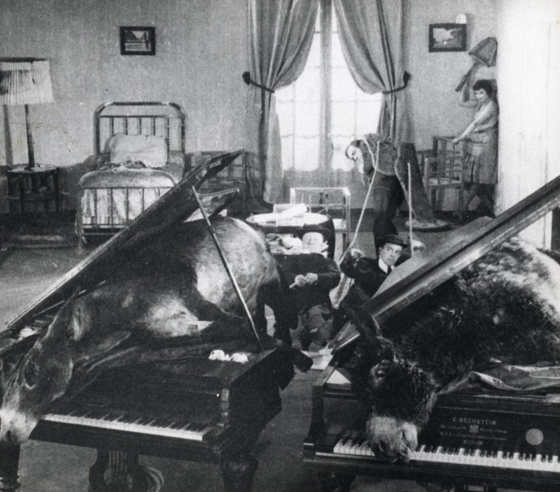 кадр из фильма "Андалузский пес"