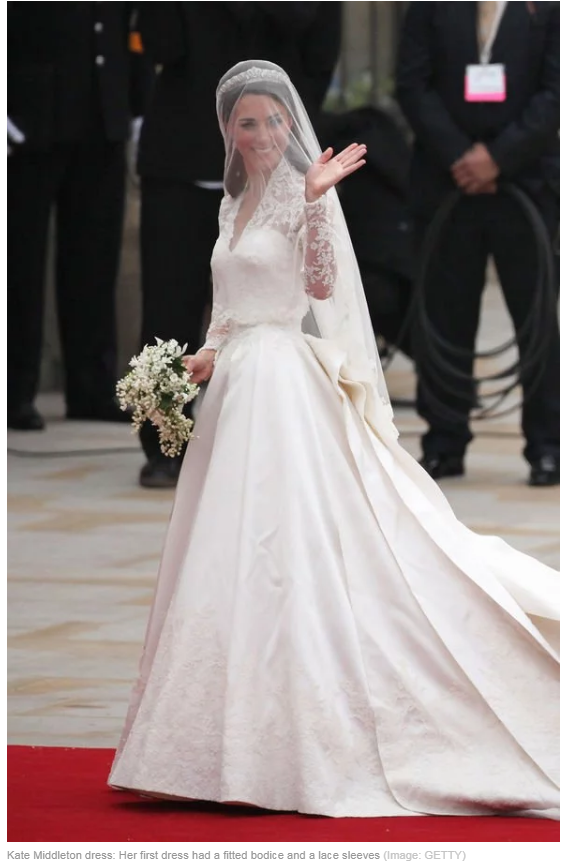 Как мы все помним, Кейт Миддлтон вышла замуж в 2011 году и на свадьбе была в белом платье с кружевными рукавами (ENG lace sleeves). 