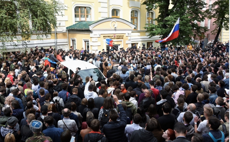 Протестующие возле Мосгоризберкома. 