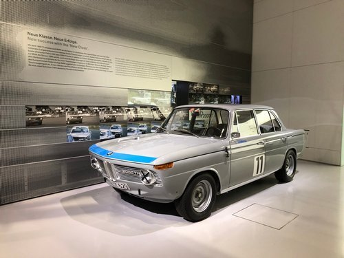 Вроде обычный снимок, но авто выглядит неестественно