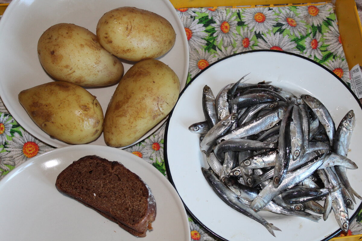 Это наша любимая еда - свежая крымская картошка, вкуснющий хлеб и - тадададам! - малосольная азовская хамсичка (или тюлька - как повезет)