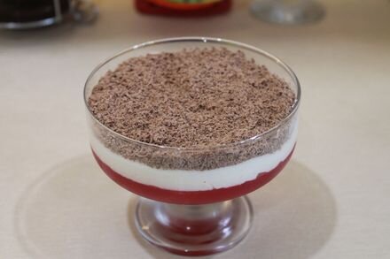 Десерт с красной смородиной, сливочным суфле и шоколадом