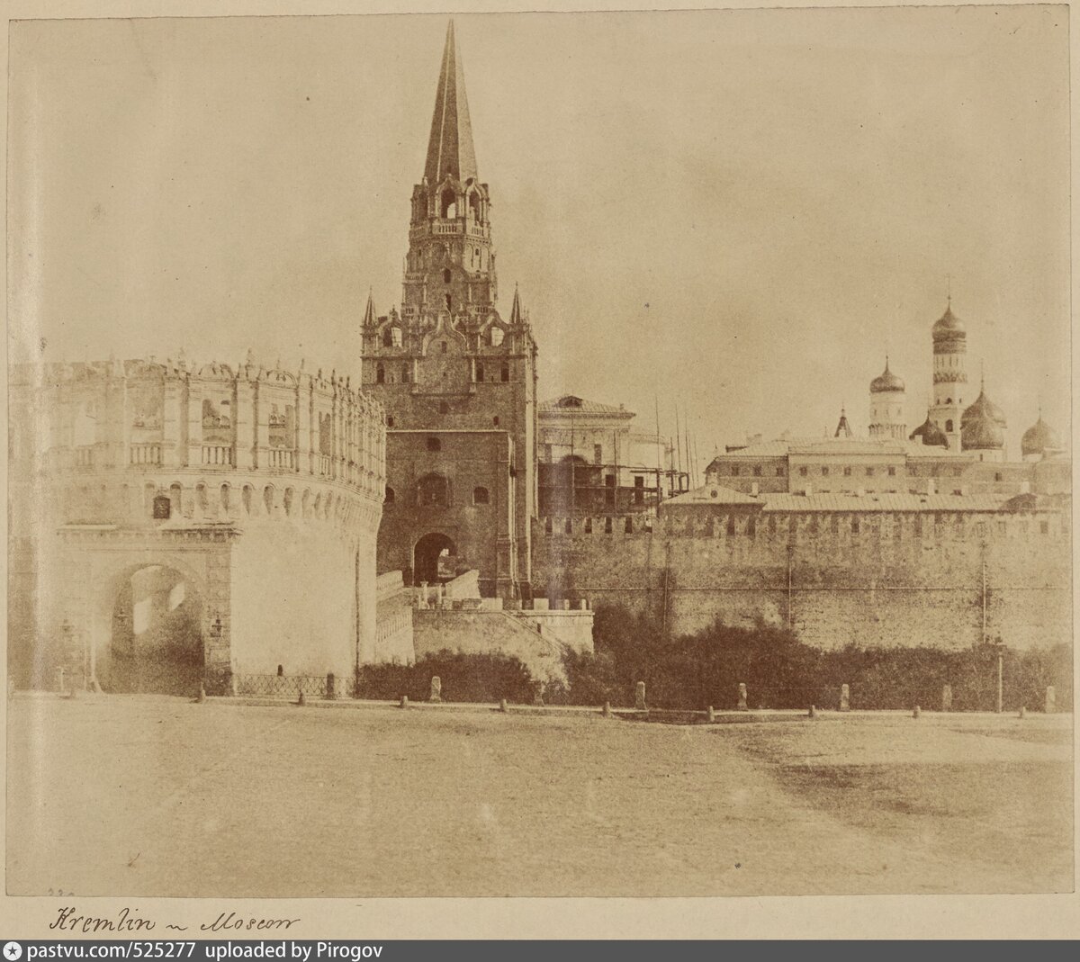 Троицкая башня в 1852 году, до «реконструкции». Так-то отличия с ходу не найдешь, тем более что главные изменения были внутри