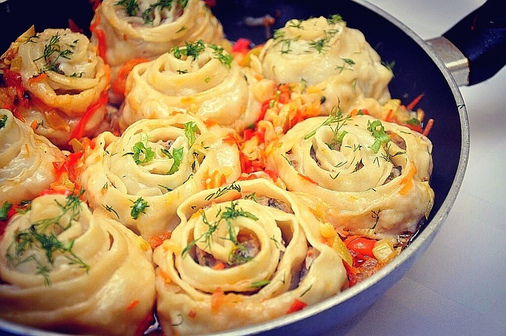  для начала давайте приготовим ленивые пельмени итак нам понадобится 300 грамм мясного фарша 3 стакана муки и полстакана молока 1 яйцо соль и растительное масло и хорошо перемешиваем разбиваем яйцо вливаем полстакана молока растительного масла добавляем соль и хорошо перемешиваем постепенно добавляем 3 стакана муки и замешиваем тесто как тесто из получившегося теста делаем его в пакет и оставляем на 20 30 минут чтобы набухла 3 посыпаем стол и раскатываем тесто в тонкий блин толщиной примерно миллиметра выкладываем на тесто фарш и распределяем его равномерно по поверхности затем закручиваем роллы и нарезаем его на кусочки шириной примерно 2 см получаем вот такие заготовки затем нужно верхнюю и ставим сковородку наливаем масло и разогреваем сковородку и обжариваем снизу до образования румяной корочки затем наливаем горячую воду накрываем сковородку крышкой и варим до готовности на медленном огне ленивые пельмени готовы можно подавать на стол за счет предварительно жарких они получились очень сочными 