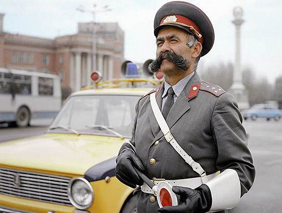 Душанбе, 1982 год. Легендарный неподкупный автоинспектор ГАИ капитан Мулло Нуров. Погиб при исполнении в 1992 году во время беспорядков в Таджикистане.