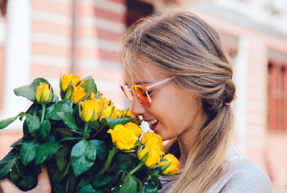 Девушка с цветами