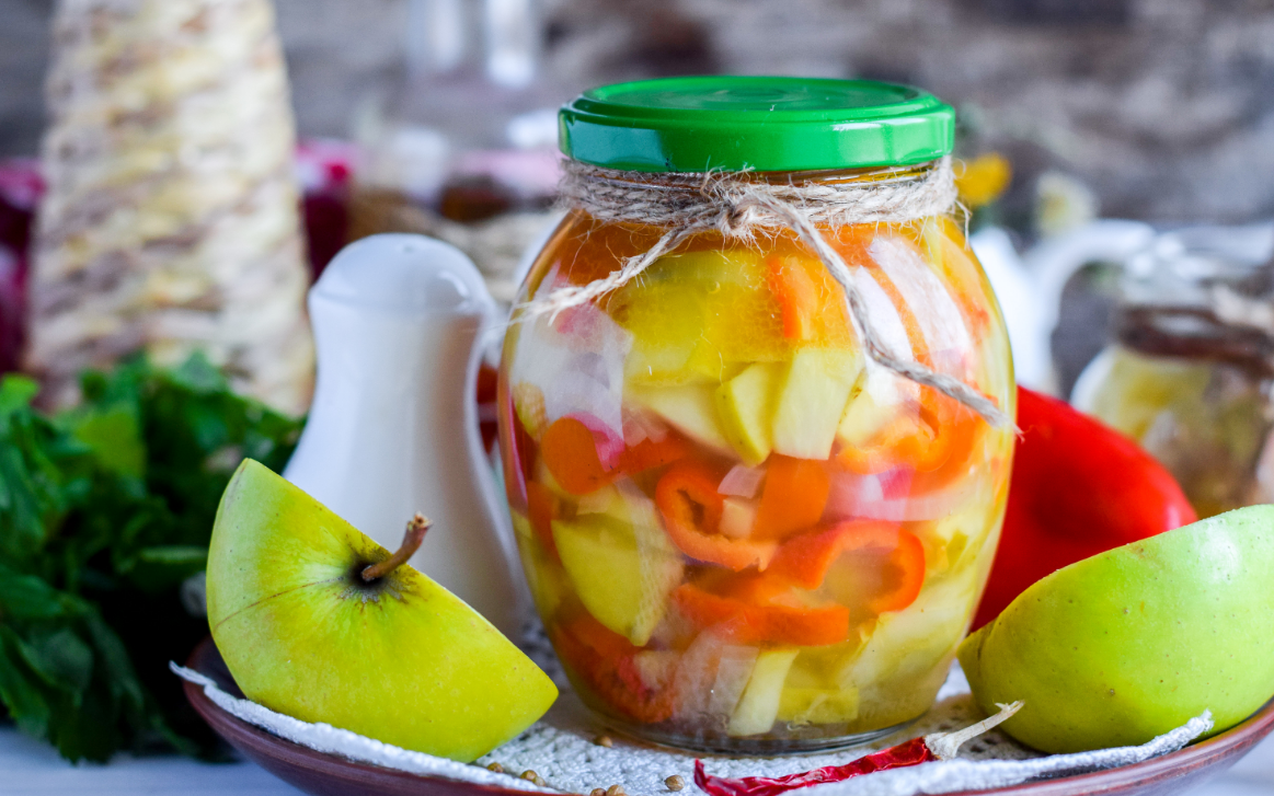 Салат из перца на зиму. Перец маринованный с яблоками. Заготовка болгарского перца на зиму. Перец с яблоками на зиму. Салат из сладкого перца на зиму.