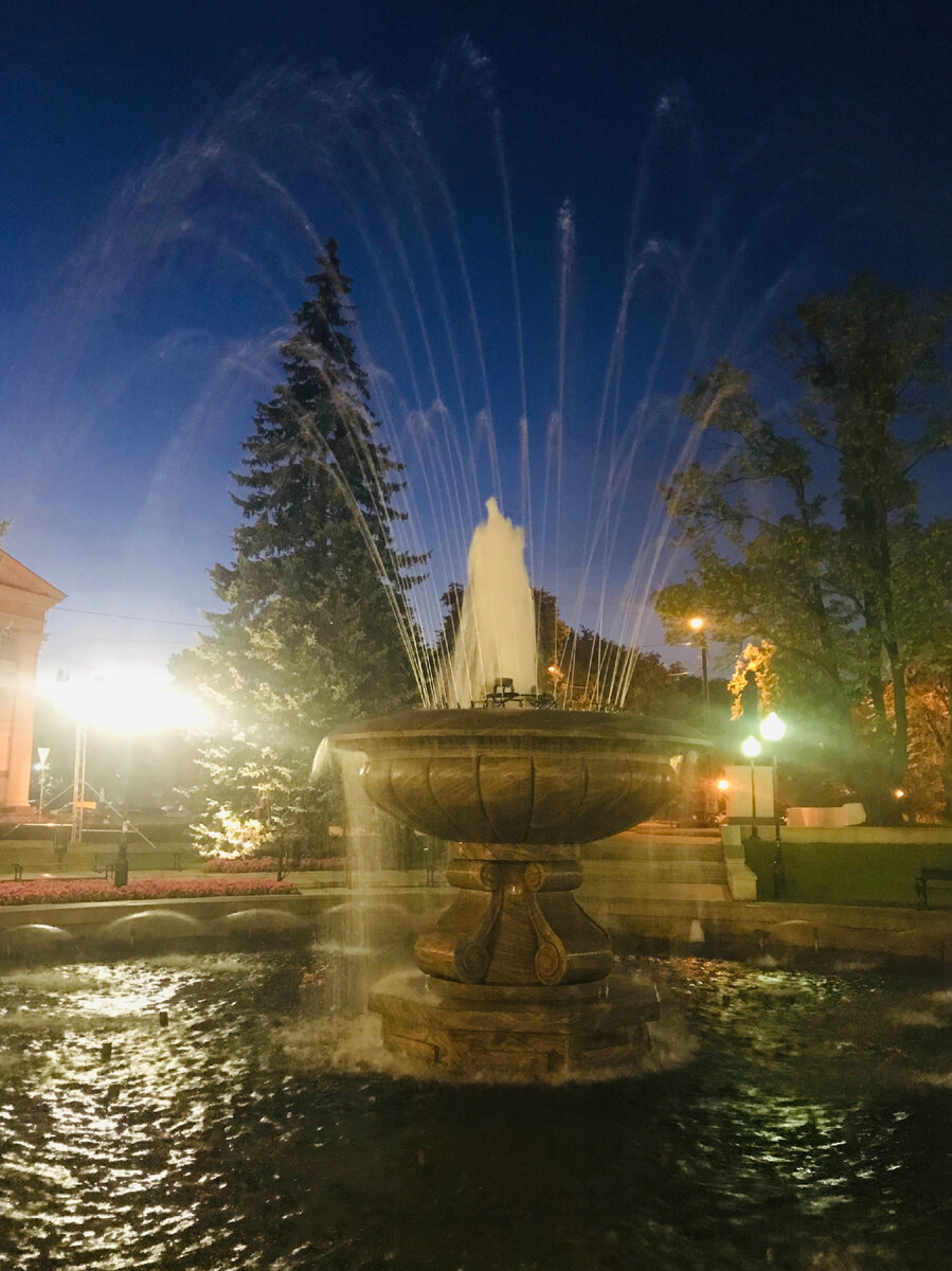 Наш любимый фонтан, вчера по дороге домой.
