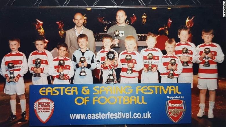 Кристиан Пулишич (нижний ряд, третий слева) со своими товарищами по команде из Брэкли Таун и тренером Робином Уокером