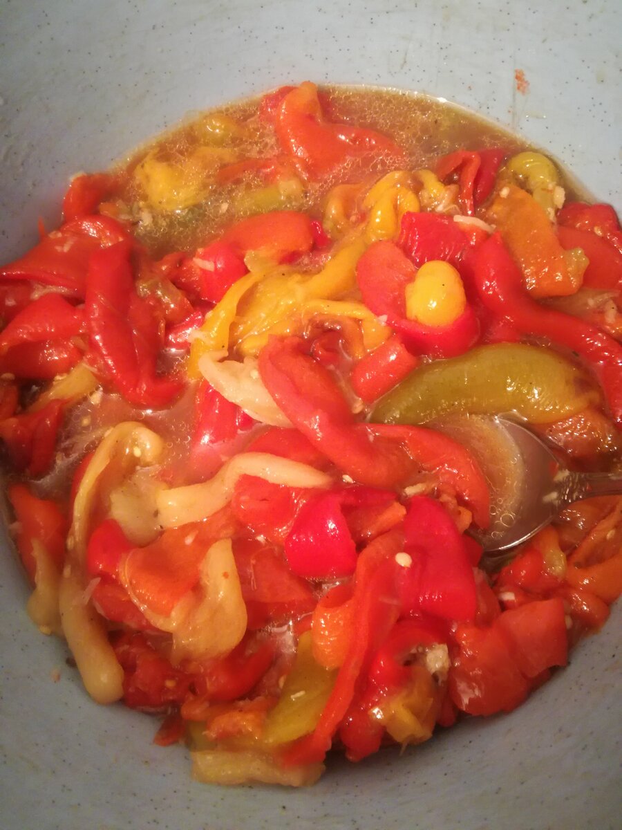 Приготовленным салатом я наполнила 4 полулитровых баночки. Остаток - 200 г.