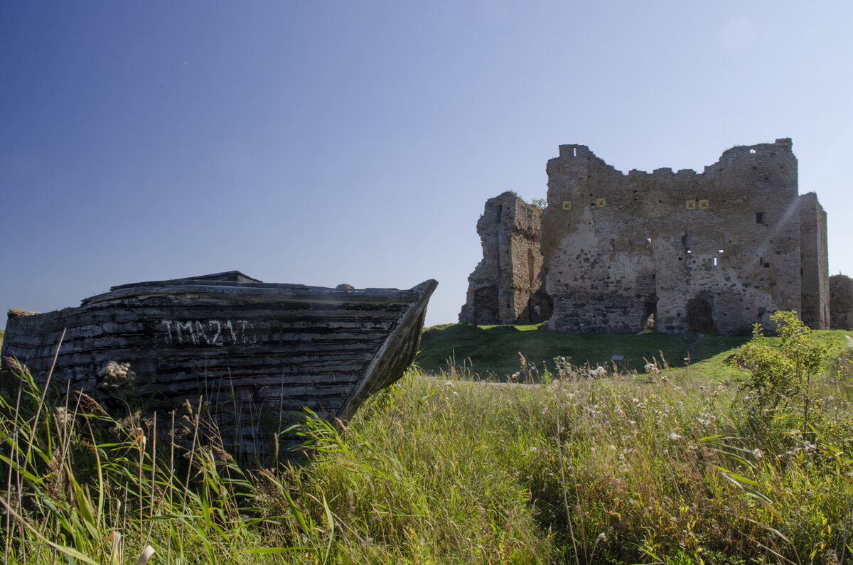 Лодка на фоне замка Тоолсе