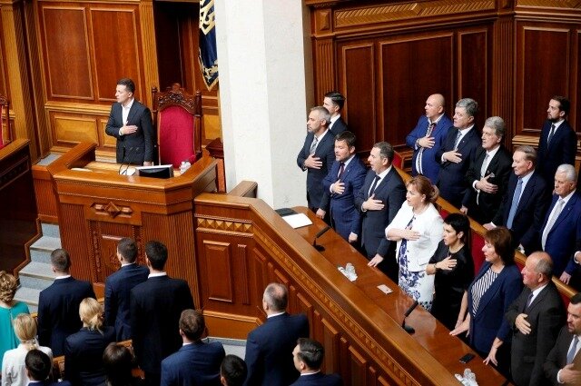 Верховная Рада Украины начала свою работу с гимна.