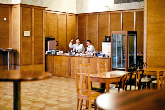 Буфет МХТ им. Чехова. Фото: Марк Боярский @Афиша Daily