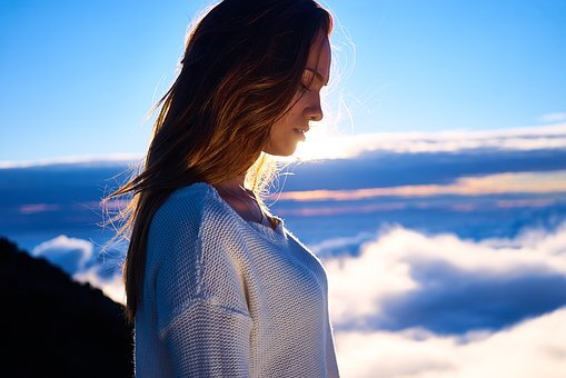 https://cdn.pixabay.com/photo/2016/11/29/11/24/woman-1869158__340.jpg