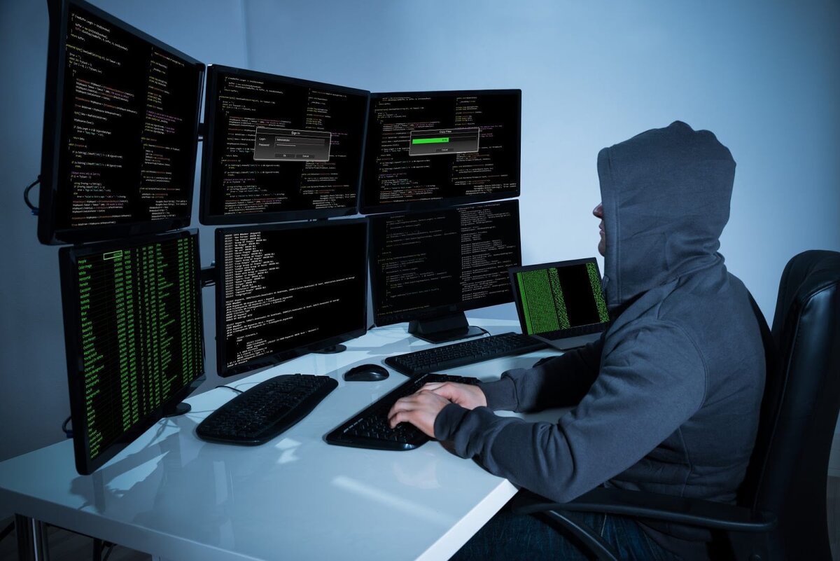 Источник фото: https://www.course-net.com/tempat-belajar-hacker-pemula-dengan-mentor-profesional/lebih-ahli-hacking-dengan-ikut-kursus-hacker/