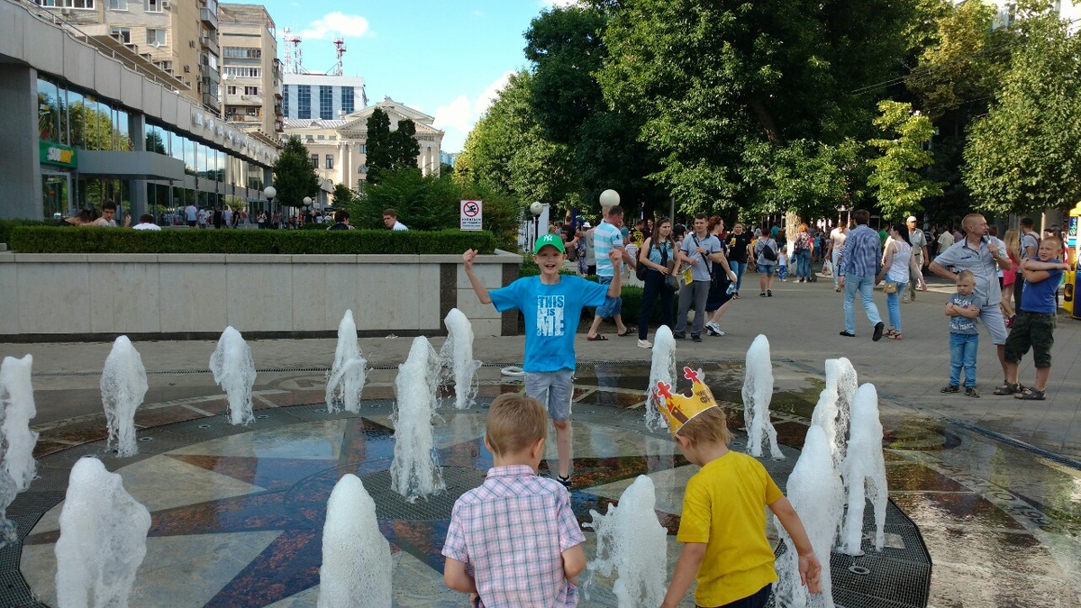 В городе много фонтанов - и это прямо спасение от зноя. Особенно для детей))
