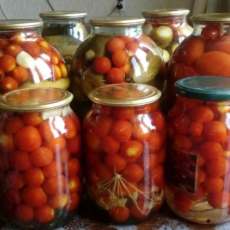  У всех  у нас есть те или иные привычки в жизни. Вот и у пожилой пары были привычки ,каждую осень они делали соления и варили варенье. Но наступает тот момент в жизни когда заготовки детям не нужны так как порой за ними нужно ездить а про внуков порой и говорить нечего . Да кто муже щас все можно купить в магазине и возле дома. Вот муж нашей героине предложил больше не делать заготовки на зиму  .  Так как в погребе были запасы которых хватит лет на 5-6. Но жена всегда говорила ему в ответ много не мало и точка. В один из таких дней мужчине все надоела он зашел на кухню выключил газ а все заготовки вылил в унитаз и пошел спать как в нечем не бывало. Жена его смотрела на все очень спокойно без эмоций  на лице. Расплата не застала долго ждать .  Дождавшись когда муж уснет смазав небольшую банку вазелином вогнала своему спящему музу в( промежность)  и вызвала скорую помощь осознав свою ошибку. Рассказав эту историю полицейским в больнице они и мед персонал ели сдерживал смех. Ведь она рассказывала так убедительно и при этом жестикулируя руками и лишь одному человеку было не  до  лежа на животе. Банку достали быстро и попросили так больше не делать а соления предложили приносить в больницу может кто и купить из мед работников. Так что н не доводите  свои вторые половинки до крайности а то мало ли …… У всех  у нас есть те или иные привычки в жизни. Вот и у пожилой пары были привычки ,каждую осень они делали соления и варили варенье. Но наступает тот момент в жизни когда заготовки детям не нужны так как порой за ними нужно ездить а про внуков порой и говорить нечего . Да кто муже щас все можно купить в магазине и возле дома. Вот муж нашей героине предложил больше не делать заготовки на зиму  .  Так как в погребе были запасы которых хватит лет на 5-6. Но жена всегда говорила ему в ответ много не мало и точка. В один из таких дней мужчине все надоела он зашел на кухню выключил газ а все заготовки вылил в унитаз и пошел спать как в нечем не бывало. Жена его смотрела на все очень спокойно без эмоций  на лице. Расплата не застала долго ждать .  Дождавшись когда муж уснет смазав небольшую банку вазелином вогнала своему спящему музу в( промежность)  и вызвала скорую помощь осознав свою ошибку. Рассказав эту историю полицейским в больнице они и мед персонал ели сдерживал смех. Ведь она рассказывала так убедительно и при этом жестикулируя руками и лишь одному человеку было не  до  лежа на животе. Банку достали быстро и попросили так больше не делать а соления предложили приносить в больницу может кто и купить из мед работников. Так что н не доводите  свои вторые половинки до крайности а то мало ли ……