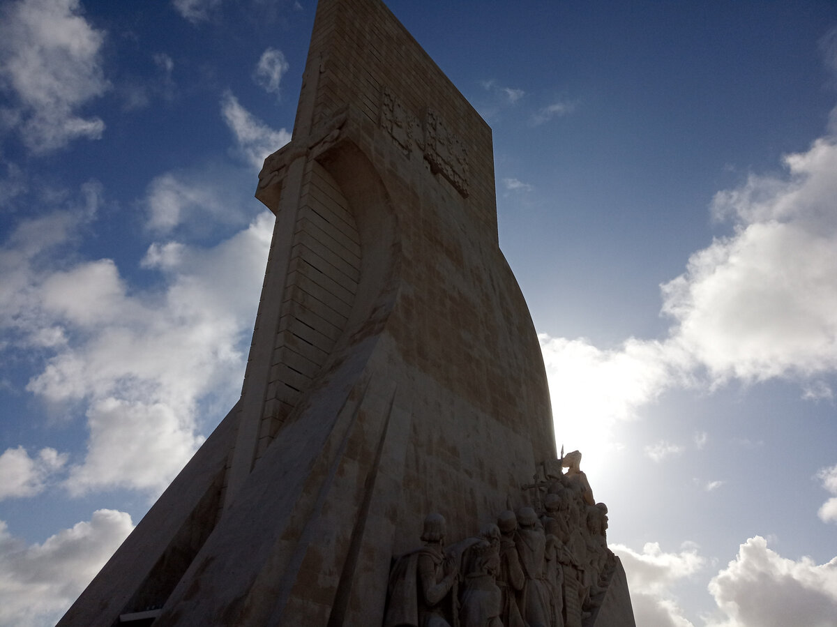 Фрагмент этого памятника вблизи. Все эти люди напряженно всматриваются вдаль. А у подножья много туристов, в основном - китайцы.
