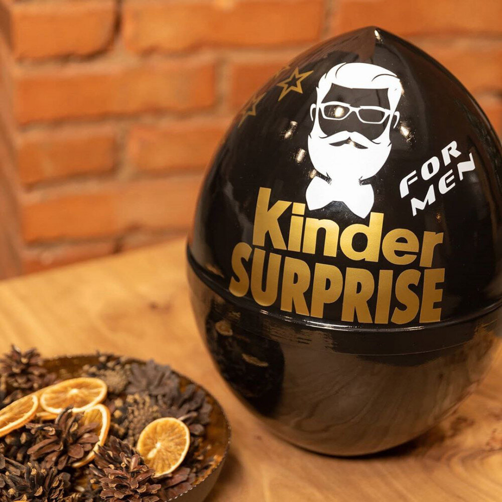 Большой черный киндер сюрприз с необычным принтом.