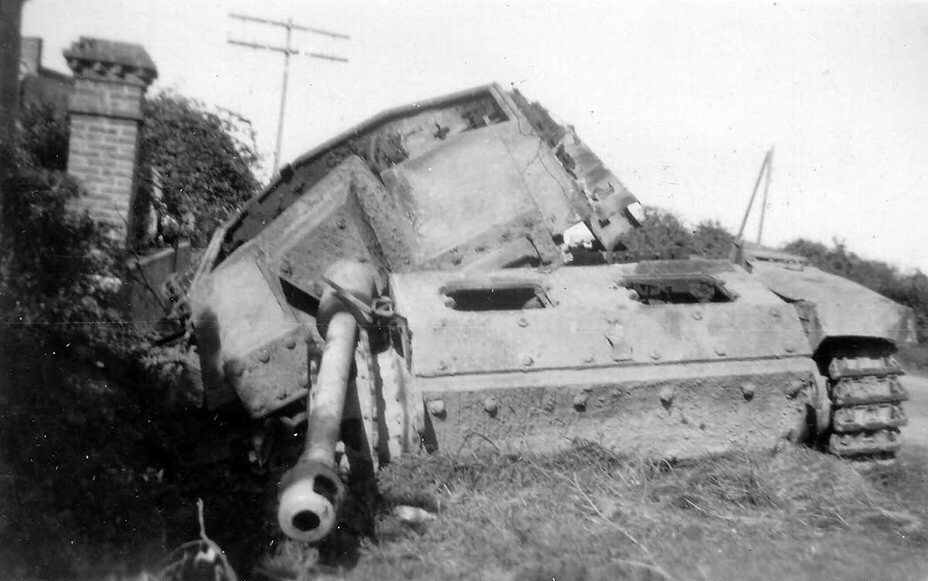 Подбитое немецкое штурмовое орудие StuG 40.

