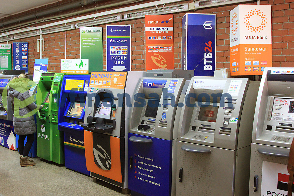 В дополнение к таблице можно сказать, что, к примеру, «Уралсиб» убрал комиссию за выдачу наличных денег по дебетовым картам в любых банкоматах РФ (т.е. теперь это происходит бесплатно), если сумма выше трех тысяч рублей, а при сумме меньше трех тысяч комиссия составляет всего 49 рублей. Такие программы существуют во многих банках.