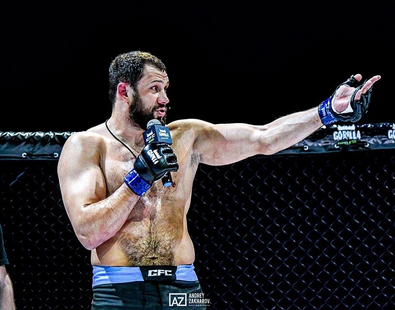 Владимир Дайнеко — претендент на чемпионский пояс GFC в тяжёлой весовой категории — готовится к титульному бою. Чтобы завоевать пояс, он встретится с чемпионом Ризваном Куниевым на турнире GFC 26, который состоится 4 апреля в Красноярске. Владимир рассказал, как влияет выступление на родине.