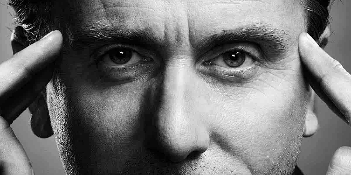 смущенный мужчина. отвести взгляд в сторону. взгляд на собеседника. женщина мимика.