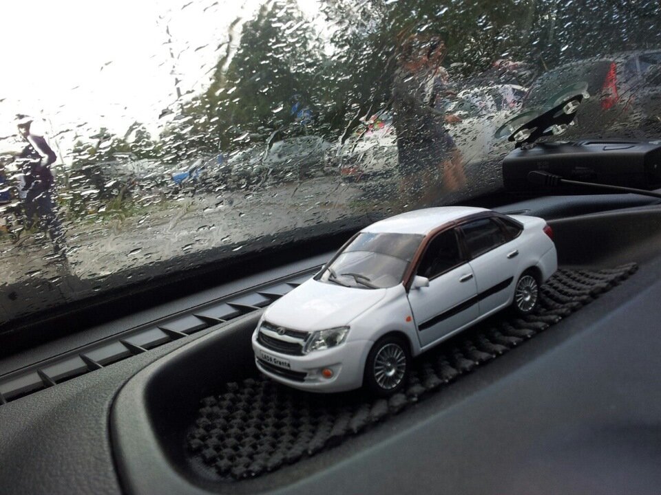 К сожалению, со временем эта моделька стала источником дребезга в салоне. Поэтому на дальней дороге ее убираю(