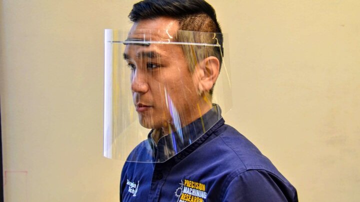 Составляющие защитного экрана для лица можно напечатать на 3D-принтере. "Забрало" же многие сегодня изготавливают из корпуса пластиковой бутылки.Фото Georgia Tech.