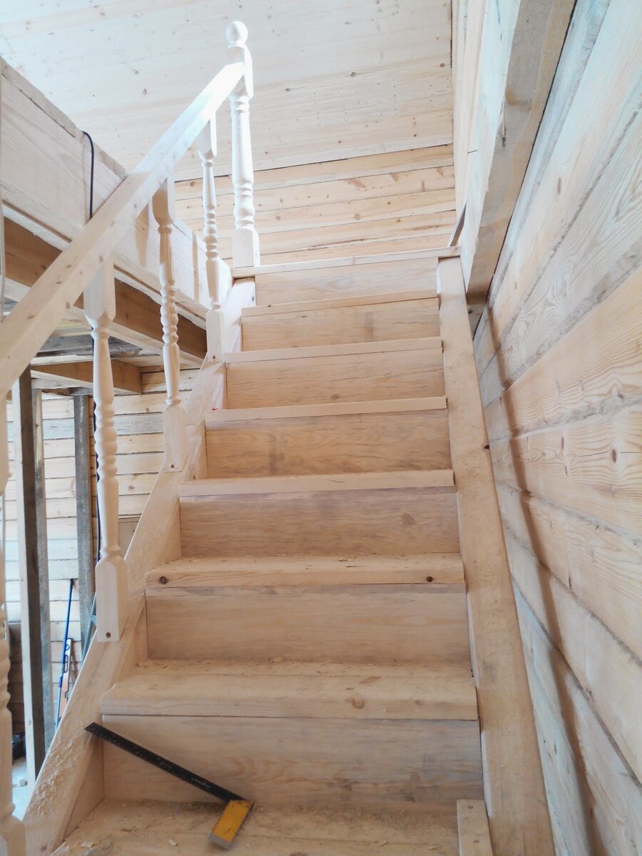 Чертежи и размеры лестницы с поворотными ступенями.