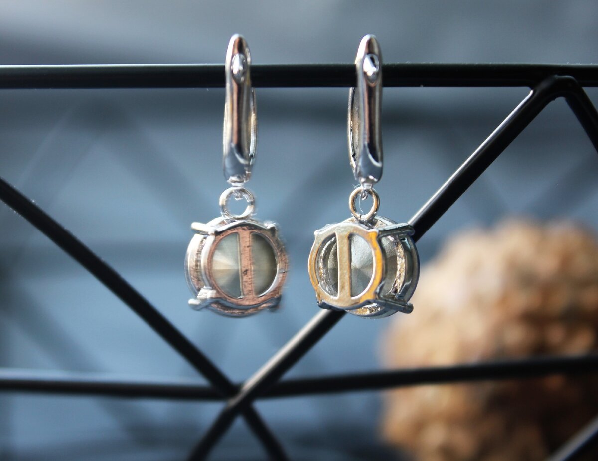 Серьги приходят в маленьком пакетике с логотипом бренда -S&Z DESIGN Official Store. И да, камень сразу привлекает внимание. 
У продавца они доступны в нескольких цветах, и оправа может быть золотистой или серебристой, как в моем случае. Что касается цвета, то я выбрала синий.