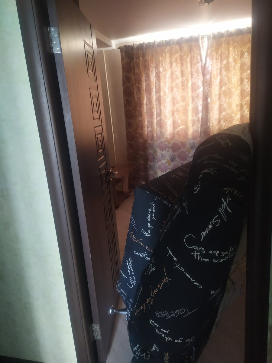 Выносим большой диван из комнаты
