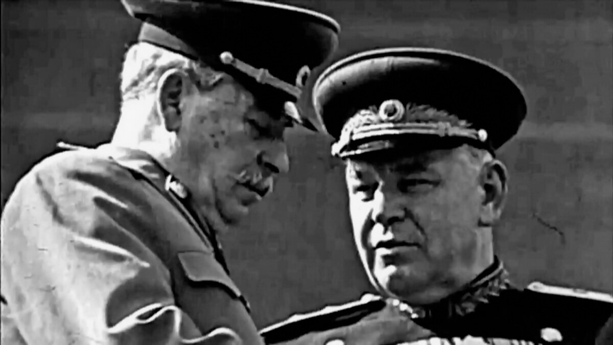 Иосиф Сталин со своим личным Николаем Власиком