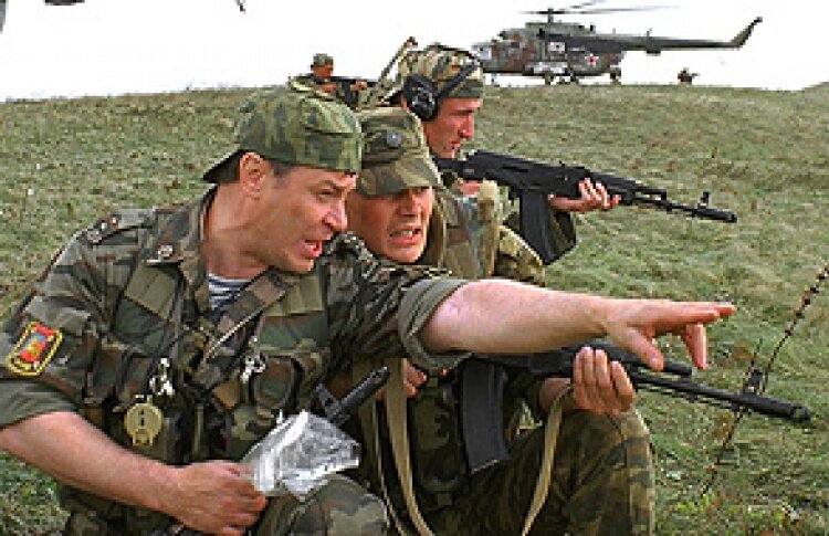 Фильм про псковскую дивизию, которая вызвала огонь на себя, когда поняла, что попала в окружение в Чечне. 
Чечня, 2000 год. Антитеррористическая операция в самом разгаре. Армейская разведка прочесывает квадрат за квадратом, пытаясь обнаружить скрывающиеся в горах банды. Одна из разведгрупп, напоровшись в Аргунском ущелье на небольшой отряд боевиков, вступает в бой. Но вскоре становится ясно - ситуация намного серьезней. К выходу из ущелья приближается хорошо вооруженная двухтысячная бандитская группировка. Под началом полевого командира Мурада собрались террористы всех мастей и национальностей. Есть даже бывшие русские офицеры...
