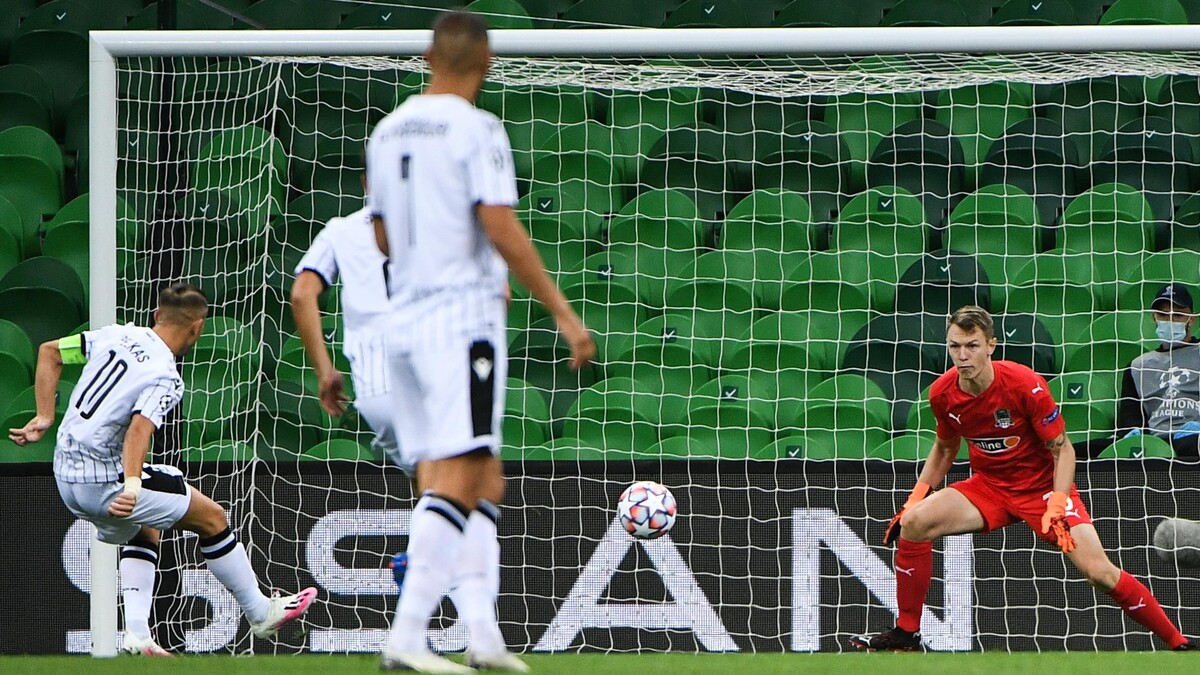 Матвей Сафонов отражает пенальти 