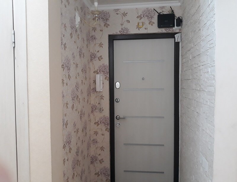 Типовая такая прихожка в хрущевке. Справа - что-то типа кладовки-гардеробной, слева - коридор