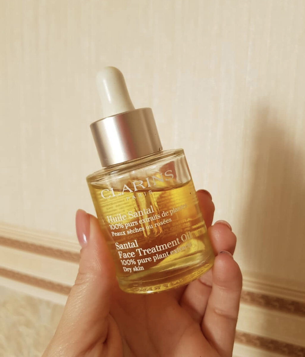 💛Масло @clarinsrussia - это находка как для сухой кожи, так и для жирной (да!да!) Её нужно даже активнее увлажнять и даже маслом.  Я недооценивала его, но с этими марфонами и ежедневными суровыми мэйками, поддерживает мою кожу только он! 