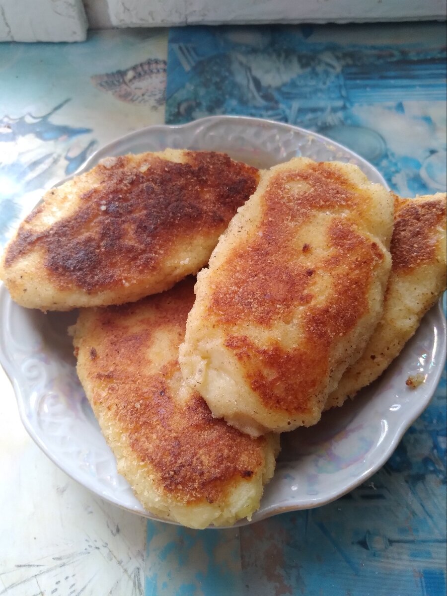 Пирожки с толченой картошкой на сковороде