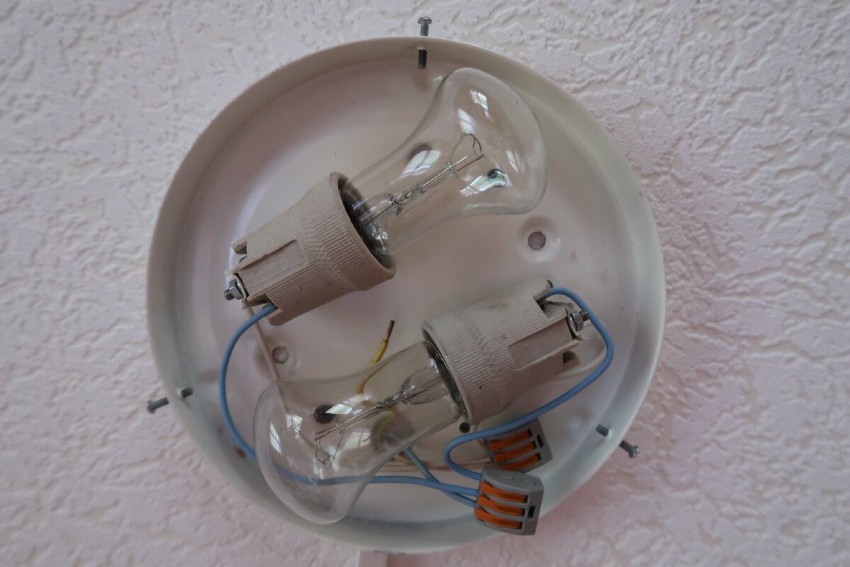 зажимы для круглого плафона. как открутить плафон. как открутить плафон. круглый плафон в ванную. снятие плафона лампы.