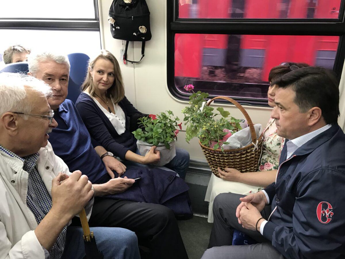 Фото: Мэр Собянин и Губернатор Воробьёв в электричке; Телеканал 360
