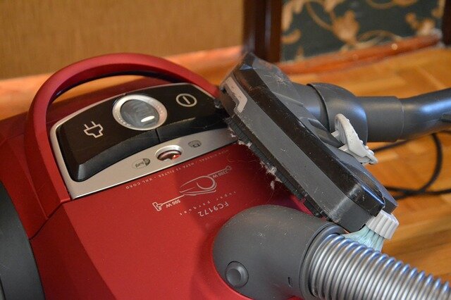 Philips FC9172 - один из самых мощных мешковых бытовых пылесосов в своем классе. При этом очень тихий в работе.