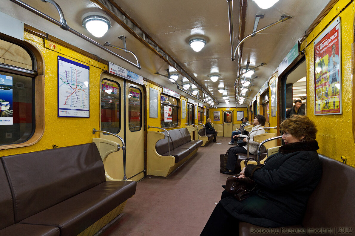 Почему в метро при подъезде к станциям в старых вагонах гаснет свет? И ...