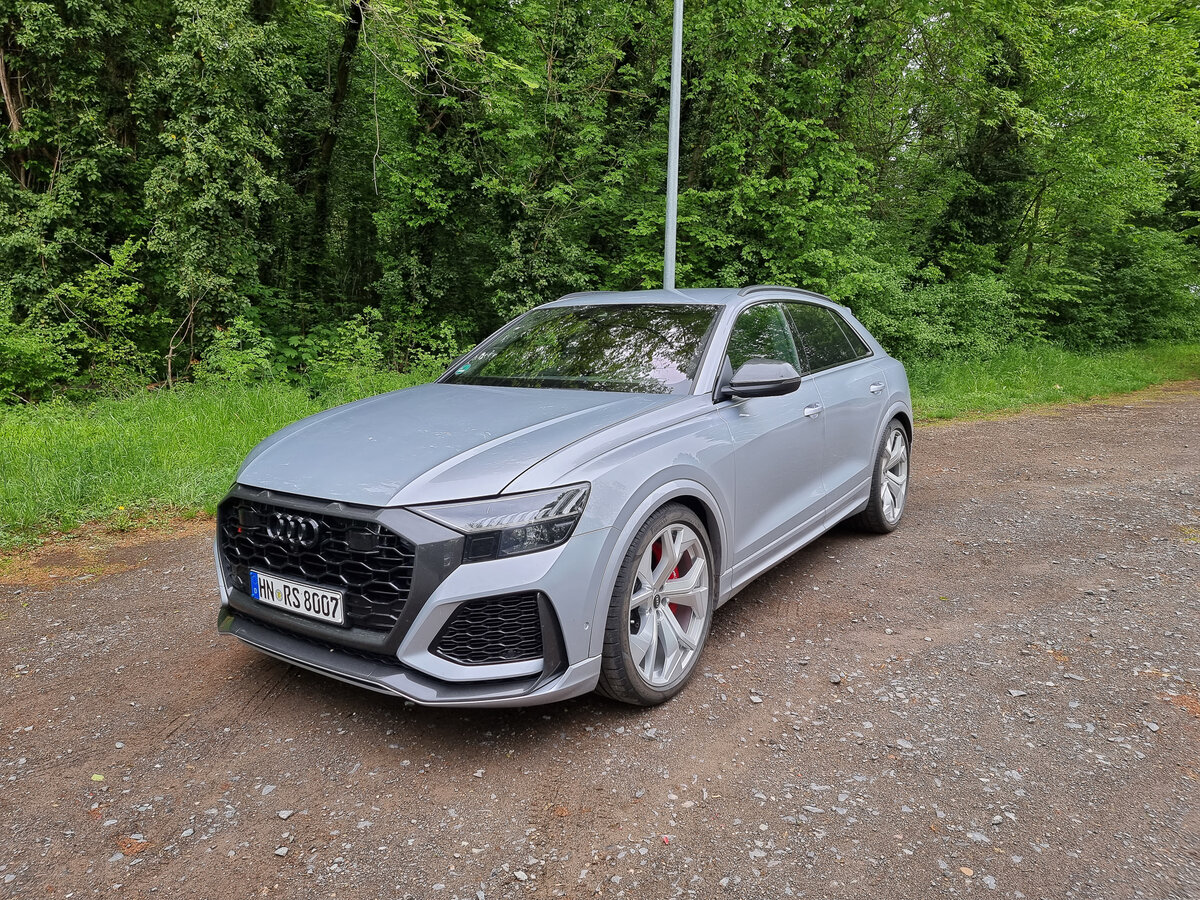 Audi RS Q8 это вовсе не волк в овечьей шкуре, но с первого взгляда видно, что этот SUV вовсе не дежурное блюдо.  