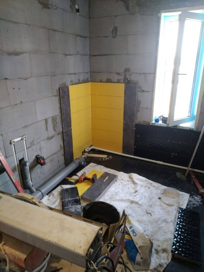 Идут работы в ванной комнате.