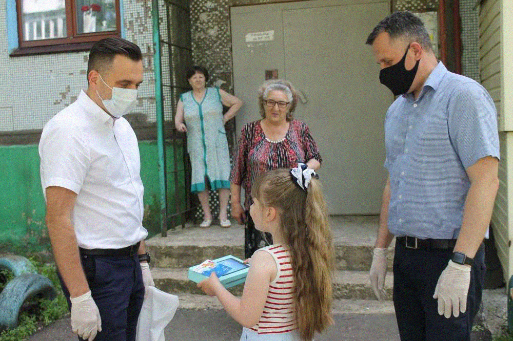 Раньше мы мечтали открыть космос, полететь на ракете, а теперь дети мечтают о каком то планшете, ёу -Получился стих : )