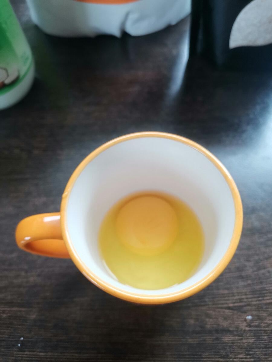 Разбиваем яйцо в кружку, взбиваем.