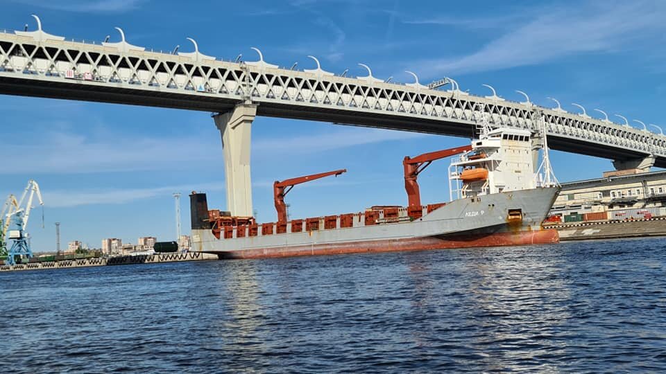 НА ФОТО СУДНО СНЯТО ПРОФАКТИВИСТАМИ БТО РПСМ ЛЕТОМ ВО ВРЕМЯ ЗАХОДА В ПИТЕР.