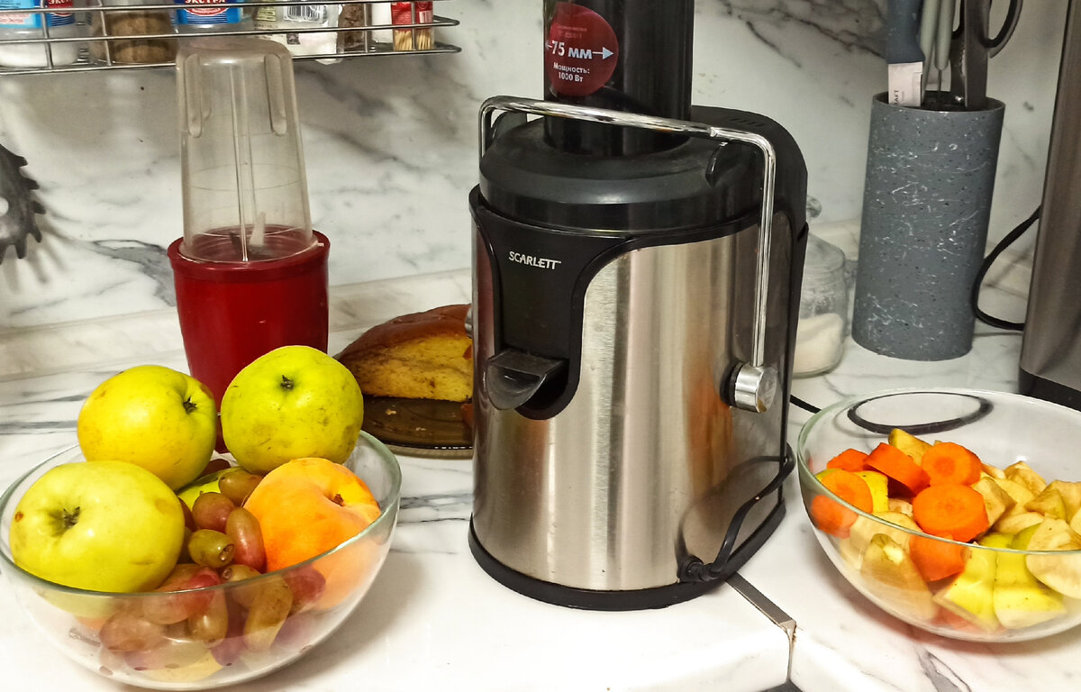 Все готово к приготовлению смузи и свежевыжатого яблочно-морковного сока