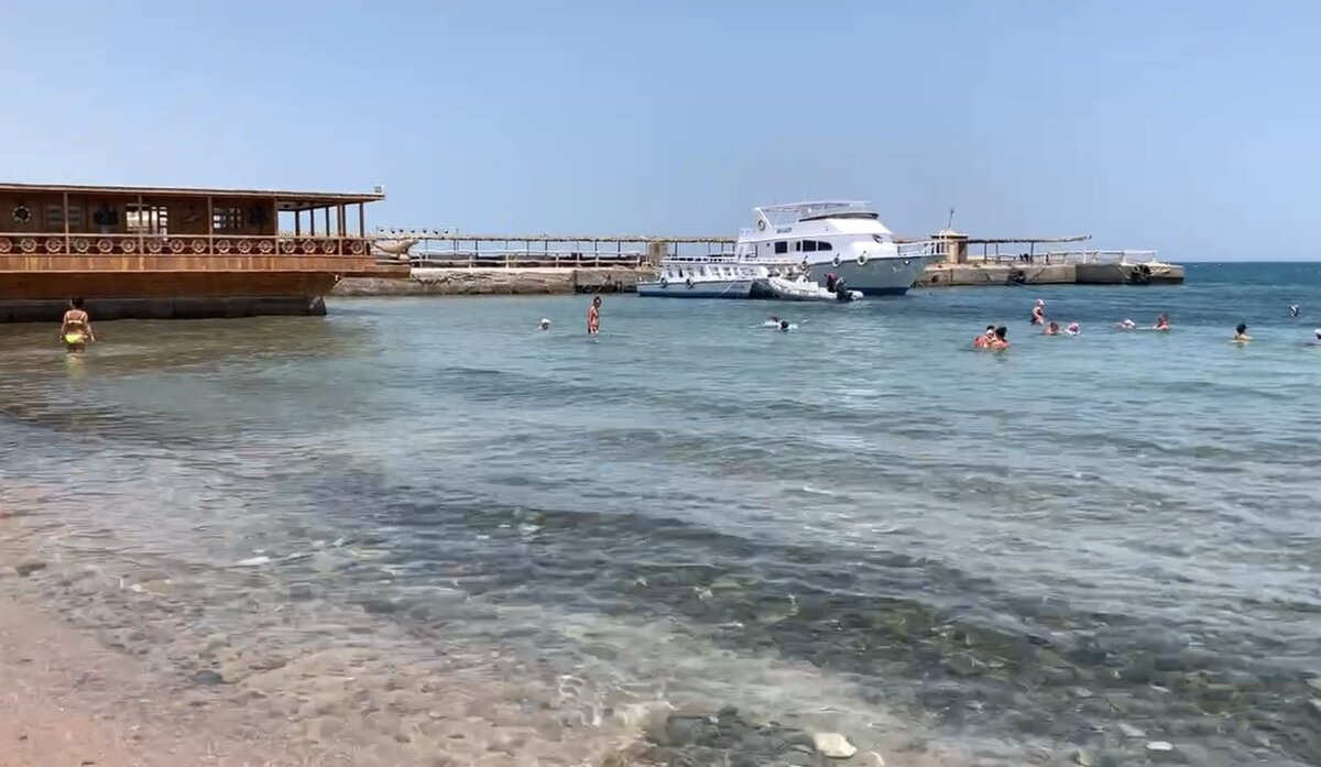 Тот самый причал с яхтами) основные яхты разъехались по экскурсиям, остались маленькая яхта и катер. Фото из личного архива.